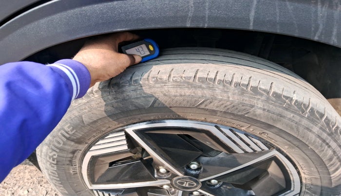 2023 Tata NEXON FEARLESS + SUNROOF DCA DUAL TONE 1.2 PETROL, Petrol, Automatic, 33,613 km, tyre