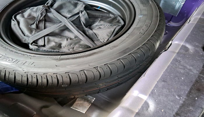 2023 Tata NEXON FEARLESS + SUNROOF DCA DUAL TONE 1.2 PETROL, Petrol, Automatic, 33,613 km, tyre