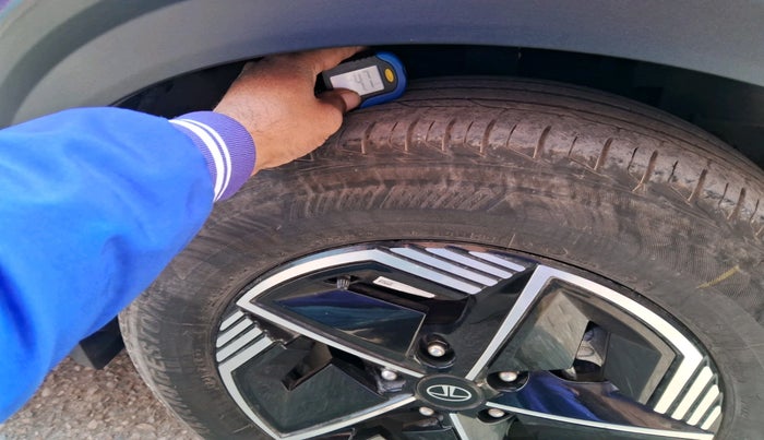 2023 Tata NEXON FEARLESS + SUNROOF DCA DUAL TONE 1.2 PETROL, Petrol, Automatic, 33,613 km, tyre