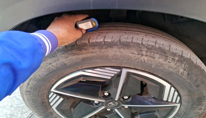 2023 Tata NEXON FEARLESS + SUNROOF DCA DUAL TONE 1.2 PETROL, Petrol, Automatic, 33,613 km, tyre