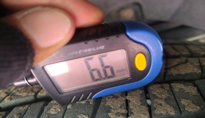 2015 Mahindra XUV500 W10, Diesel, Manual, 1,16,714 km, tyre