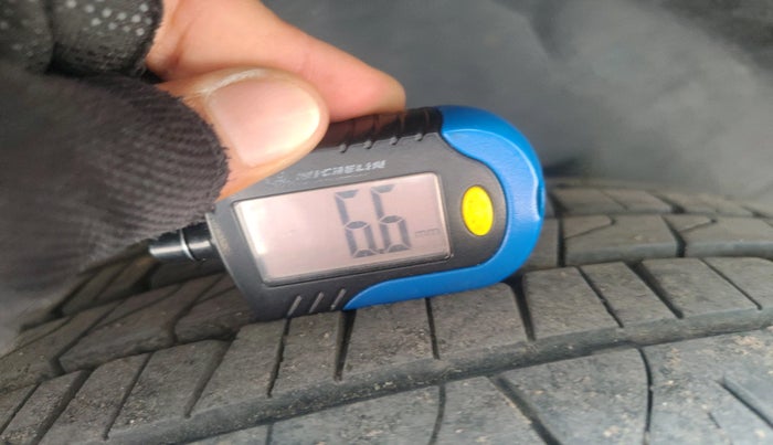 2015 Mahindra XUV500 W10, Diesel, Manual, 1,16,714 km, tyre