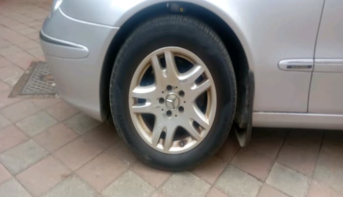 2005 Mercedes Benz E Class 240 V6 AT, Petrol, Automatic, 48,283 km, tyre