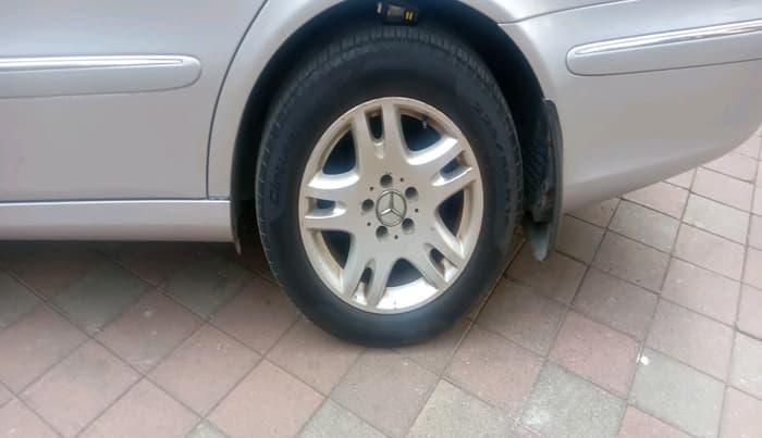 2005 Mercedes Benz E Class 240 V6 AT, Petrol, Automatic, 48,283 km, tyre