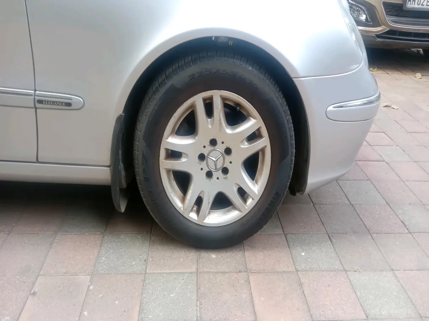 2005 Mercedes Benz E Class 240 V6 AT, Petrol, Automatic, 48,283 km, tyre
