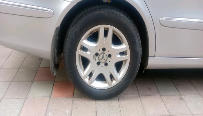 2005 Mercedes Benz E Class 240 V6 AT, Petrol, Automatic, 48,283 km, tyre