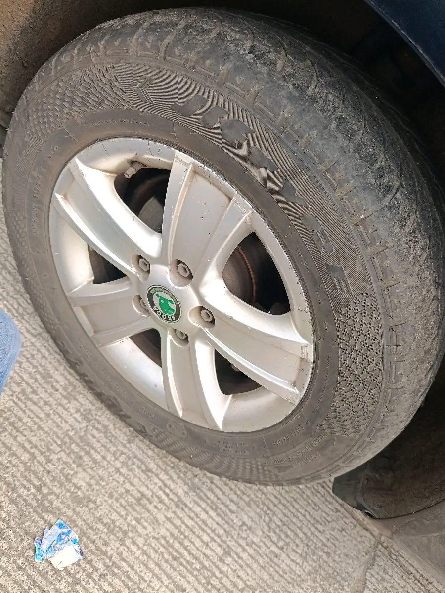 2012 Skoda Laura AMBITION 2.0 TDI CR MT, Diesel, Manual, 94,729 km, tyre