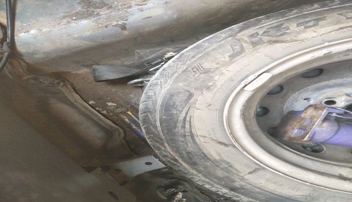 2018 Hyundai Eon ERA +, Petrol, Manual, 72,424 km, tyre