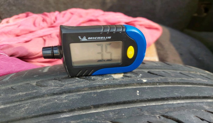 2011 Volkswagen Polo HIGHLINE1.2L, Petrol, Manual, 1,09,723 km, tyre