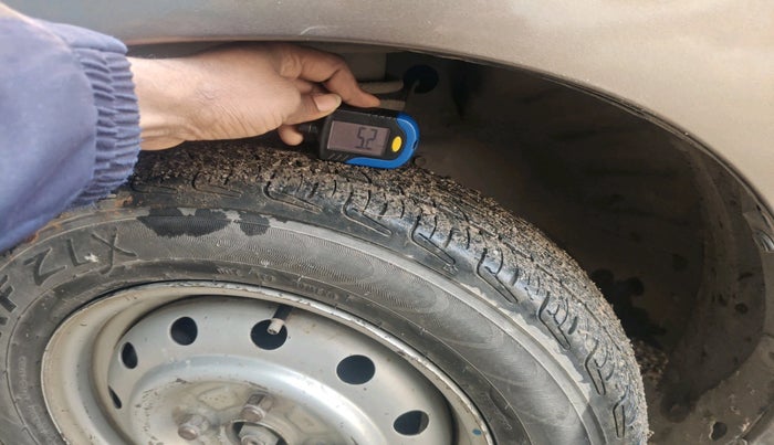 2011 Maruti Wagon R 1.0 LXI CNG, Petrol, Manual, 2,15,241 km, tyre