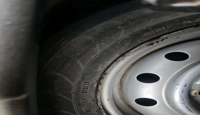 2011 Maruti Wagon R 1.0 LXI CNG, Petrol, Manual, 2,15,241 km, tyre