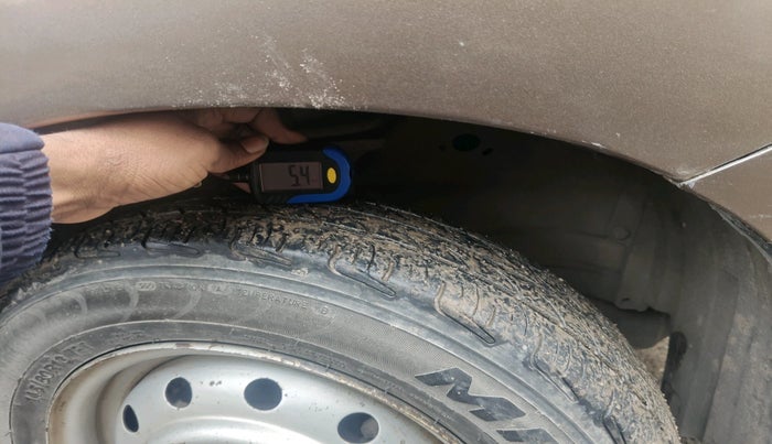 2011 Maruti Wagon R 1.0 LXI CNG, Petrol, Manual, 2,15,241 km, tyre