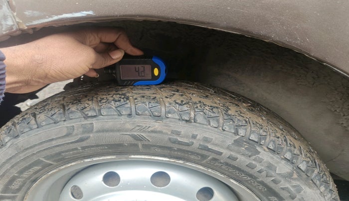 2011 Maruti Wagon R 1.0 LXI CNG, Petrol, Manual, 2,15,241 km, tyre