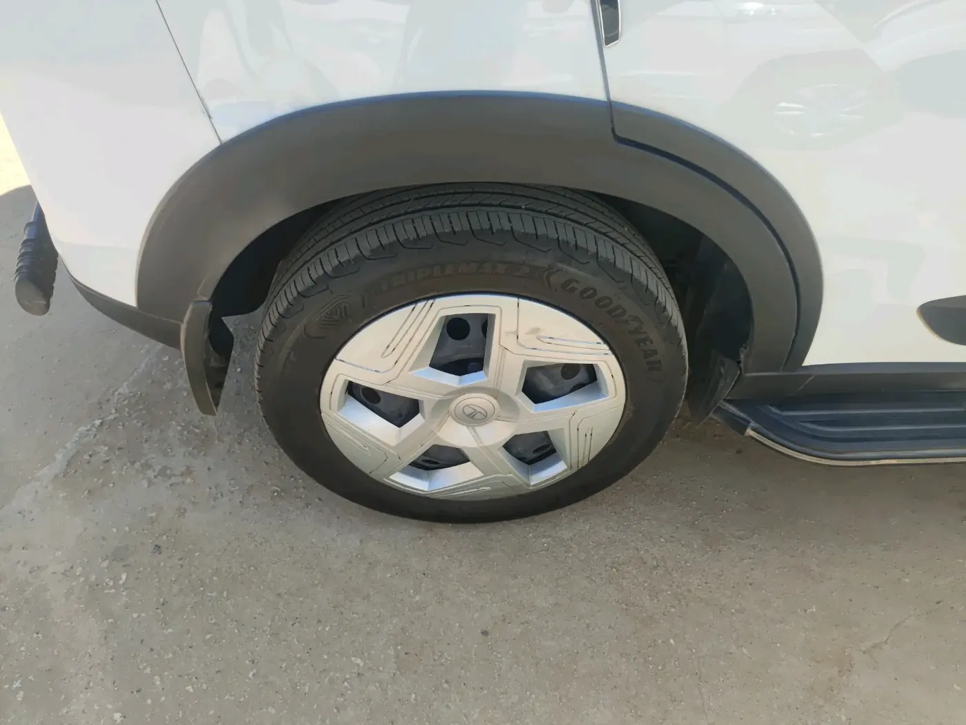 2025 Tata NEXON Pure Plus (S) 1.2 iCNG 6MT, CNG, Manual, 27,227 km, tyre