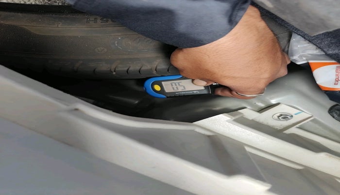 2021 Mahindra XUV300 W8 (O) 1.2 PETROL, Petrol, Manual, 44,677 km, tyre