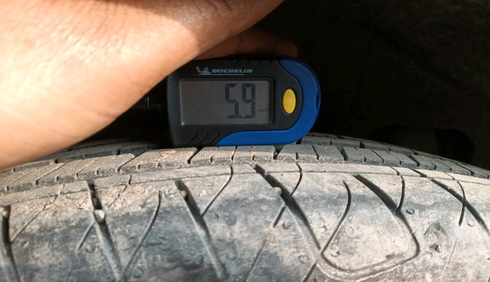 2025 Mahindra XUV 3XO AX5L 1.2 TGDi, Petrol, Manual, 1,985 km, tyre