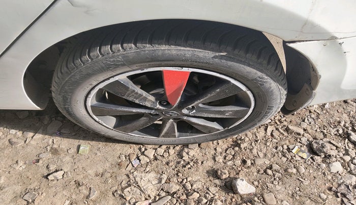 2012 Hyundai Verna FLUIDIC 1.6 CRDI SX, Diesel, Manual, 99,089 km, tyre