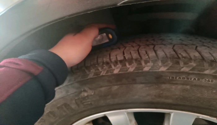 2017 Mahindra XUV500 W10 AT 1.99, Diesel, Automatic, 1,30,615 km, tyre