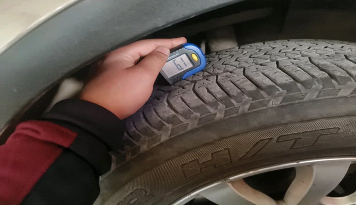 2017 Mahindra XUV500 W10 AT 1.99, Diesel, Automatic, 1,30,615 km, tyre