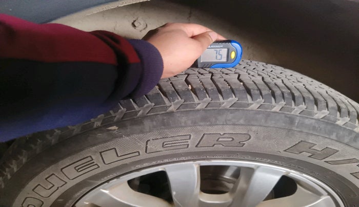 2017 Mahindra XUV500 W10 AT 1.99, Diesel, Automatic, 1,30,615 km, tyre