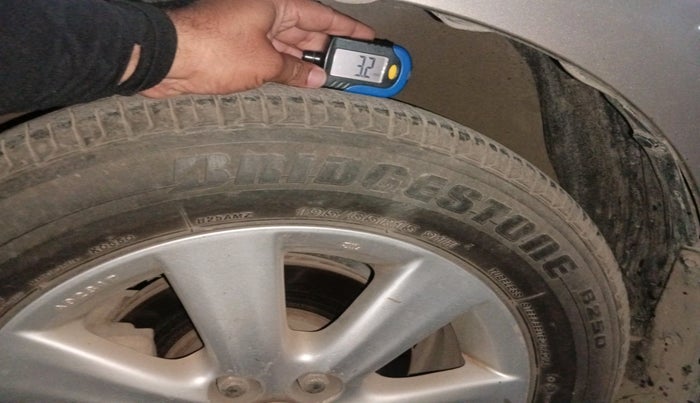 2011 Toyota Corolla Altis VL AT PETROL, Petrol, Automatic, 77,655 km, tyre