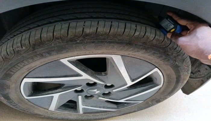 2024 Mahindra XUV 3XO AX7L 1.2 Petrol AT, Petrol, Automatic, 4,005 km, tyre