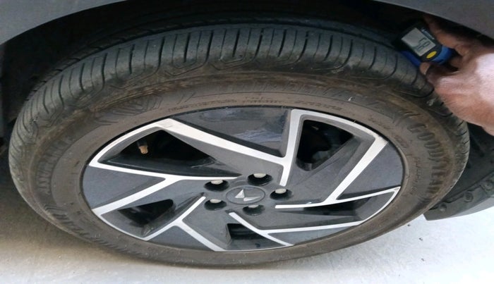 2024 Mahindra XUV 3XO AX7L 1.2 Petrol AT, Petrol, Automatic, 4,005 km, tyre