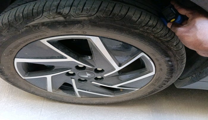 2024 Mahindra XUV 3XO AX7L 1.2 Petrol AT, Petrol, Automatic, 4,005 km, tyre