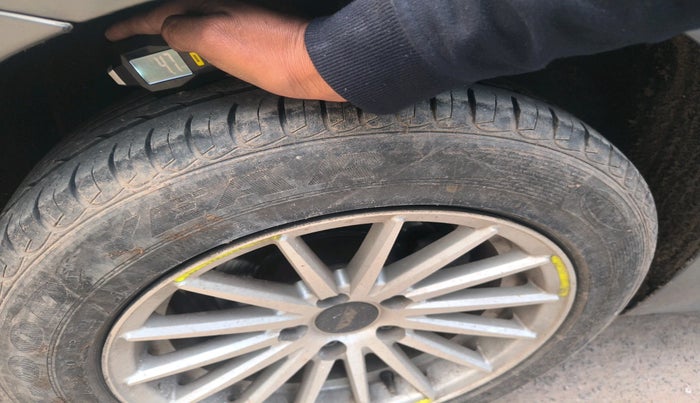 2012 Volkswagen Jetta HIGHLINE TDI AT, Diesel, Automatic, 1,21,328 km, tyre