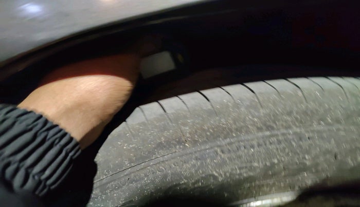 2011 Honda Accord 2.4L I-VTEC MT, Petrol, Manual, 1,00,251 km, tyre