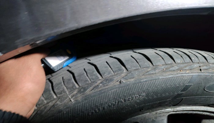 2011 Honda Accord 2.4L I-VTEC MT, Petrol, Manual, 1,00,251 km, tyre