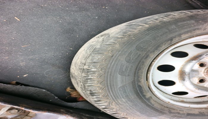 2014 Hyundai Eon ERA +, Petrol, Manual, 82,444 km, tyre