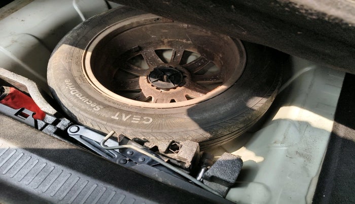 2013 Renault Fluence 1.5 E4, Diesel, Manual, 1,59,823 km, tyre