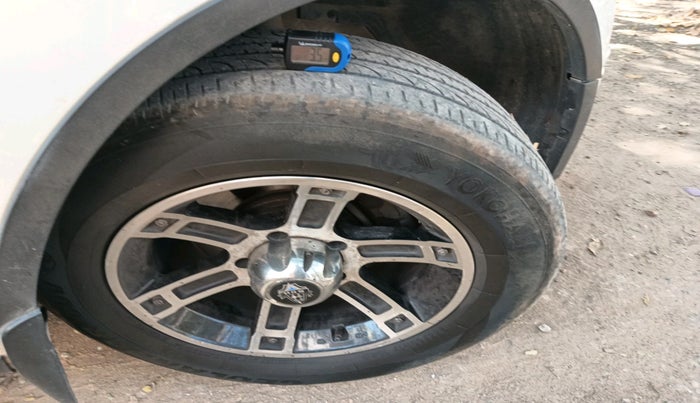 2015 Mahindra XUV500 W4, Diesel, Manual, 1,27,050 km, tyre