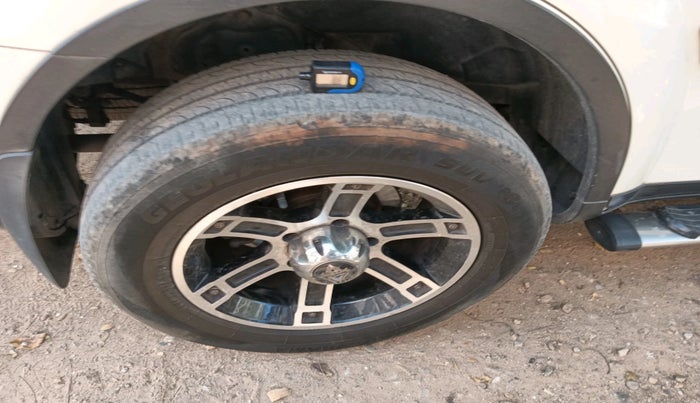 2015 Mahindra XUV500 W4, Diesel, Manual, 1,27,050 km, tyre