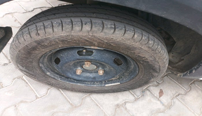 2018 Renault Kwid RXT 1.0 (O), Petrol, Manual, 84,696 km, tyre