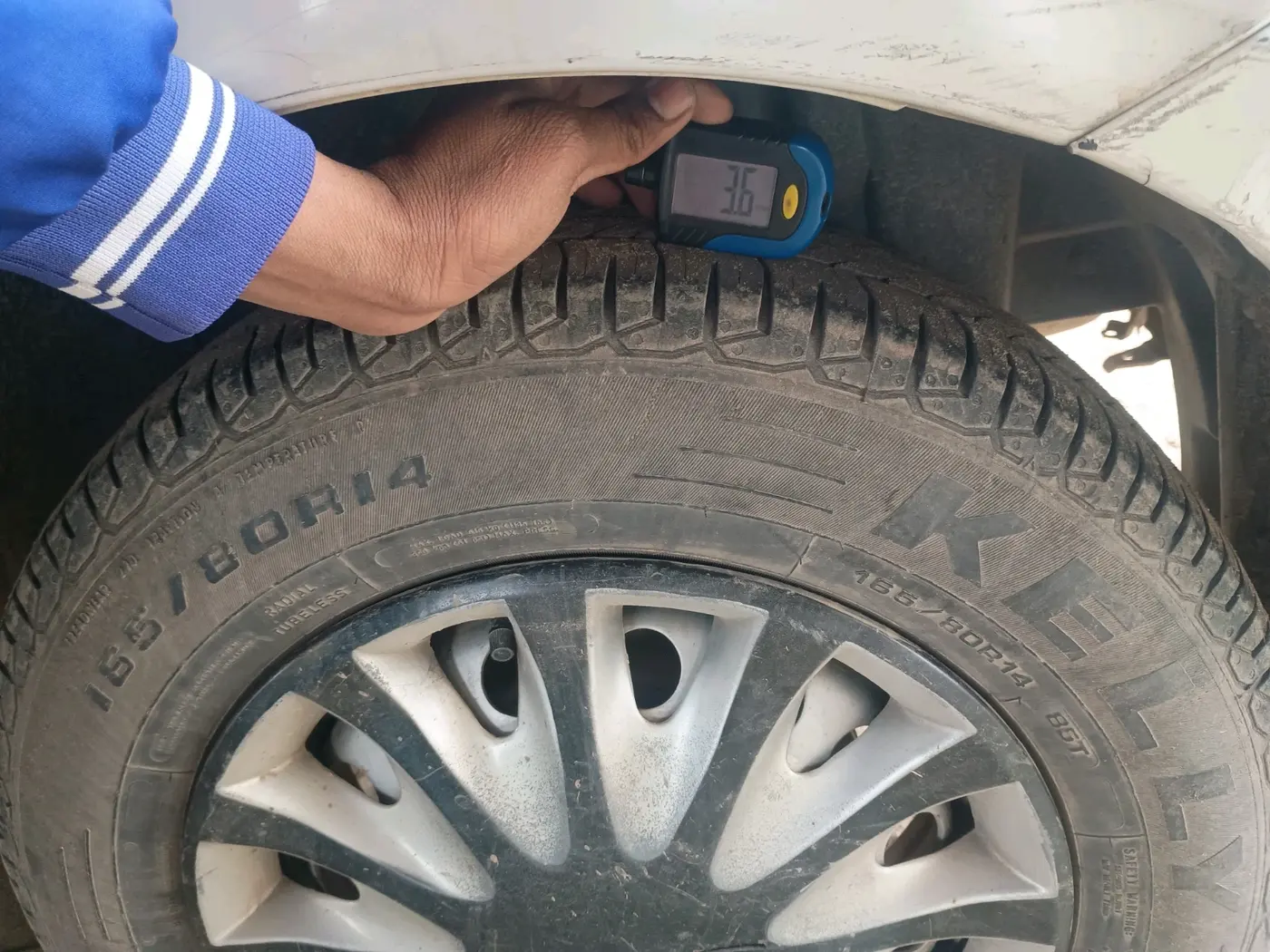 2017 Maruti Swift LXI, CNG, Manual, 1,32,430 km, tyre