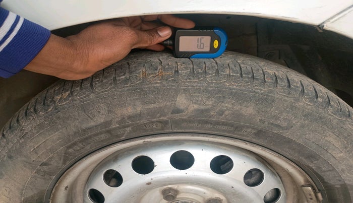 2017 Maruti Swift LXI, Petrol, Manual, 1,32,430 km, tyre