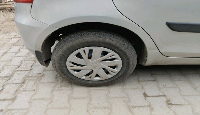 2015 Maruti Swift VXI, Petrol, Manual, 1,00,940 km, tyre