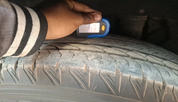 2025 Mahindra XUV700 AX7 Petrol MT 7 STR, Petrol, Manual, 14,151 km, tyre