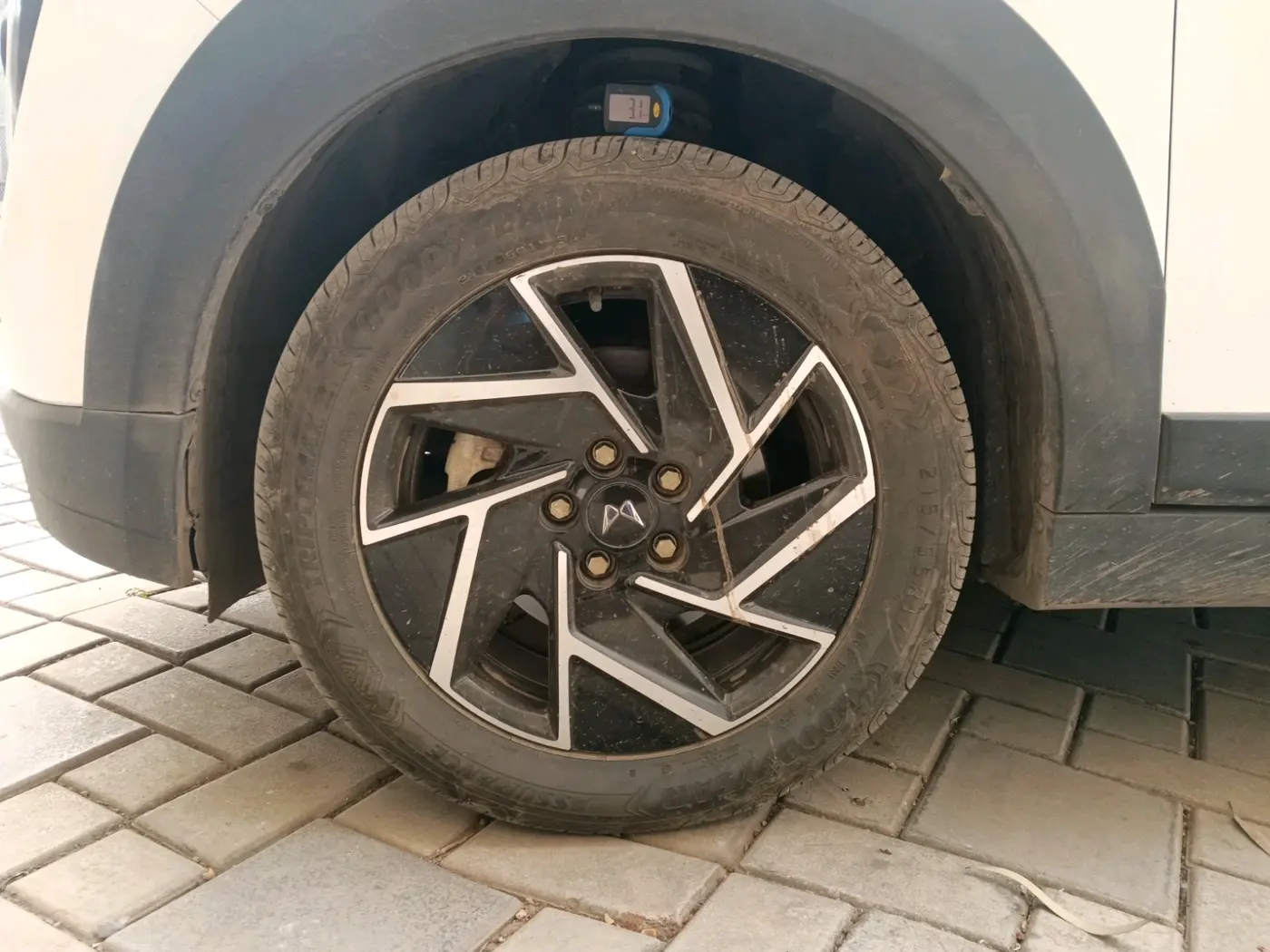 2024 Mahindra XUV 3XO AX7 1.2 TGDi, Petrol, Manual, 13,329 km, tyre