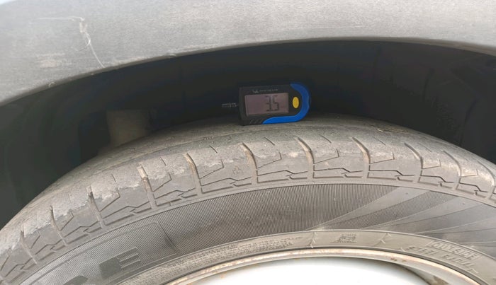 2020 Mahindra XUV300 W4 1.5 DIESEL, Diesel, Manual, 1,43,486 km, tyre