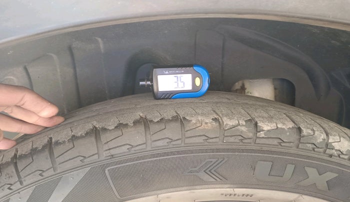 2020 Mahindra XUV300 W4 1.5 DIESEL, Diesel, Manual, 1,43,486 km, tyre