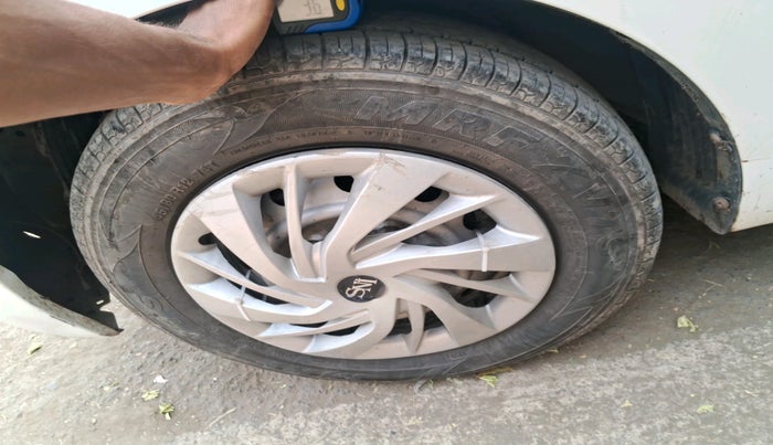 2015 Hyundai Eon ERA +, Petrol, Manual, 1,36,326 km, tyre