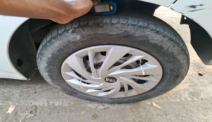 2015 Hyundai Eon ERA +, Petrol, Manual, 1,36,326 km, tyre