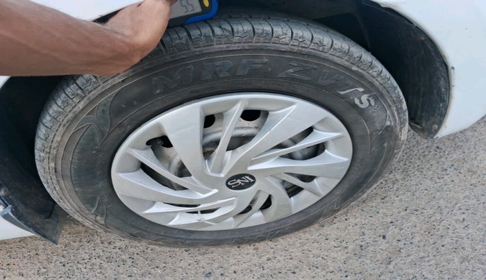 2015 Hyundai Eon ERA +, Petrol, Manual, 1,36,326 km, tyre