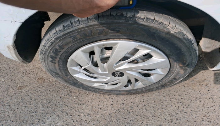 2015 Hyundai Eon ERA +, Petrol, Manual, 1,36,326 km, tyre