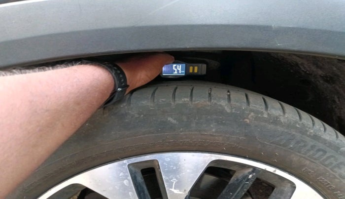 2021 MG HECTOR PLUS SELECT 2.0 DIESEL TURBO MT 7-STR, Diesel, Manual, 1,29,699 km, tyre