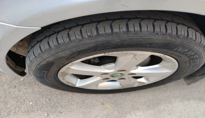 2011 Skoda Laura ELEGANCE 2.0 TDI CR AT, Diesel, Automatic, 1,02,235 km, tyre