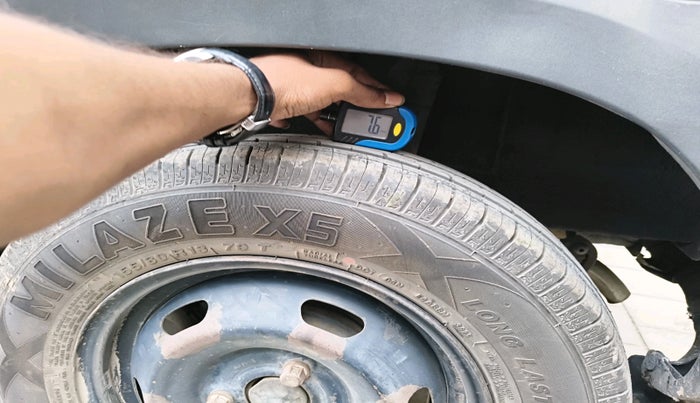 2017 Renault Kwid RXT 1.0 AMT (O), Petrol, Automatic, 1,19,573 km, tyre